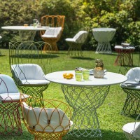 Emu chaises et table de jardin